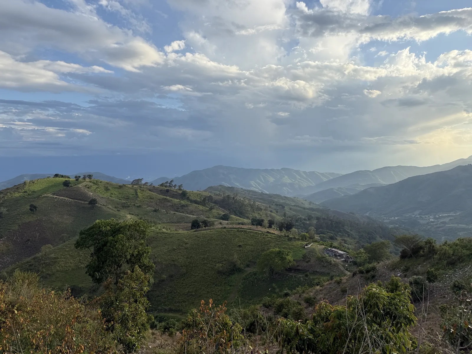 Paisaje montañoso bajo un cielo abierto